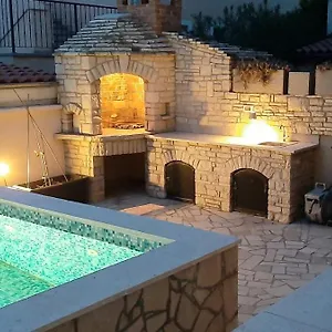 Helle Mit Privatpool Und Gemütlicher Grillecke Ližnjan